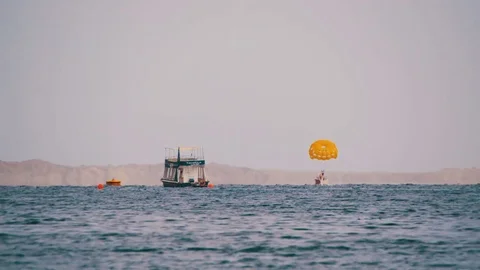 Parasailing, Parasailing Behind a Boat Stockbeeldmateriaal 71603119
