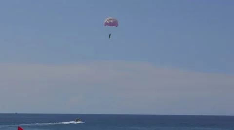 Parasailing on Phuket Stockbeeldmateriaal 61380058