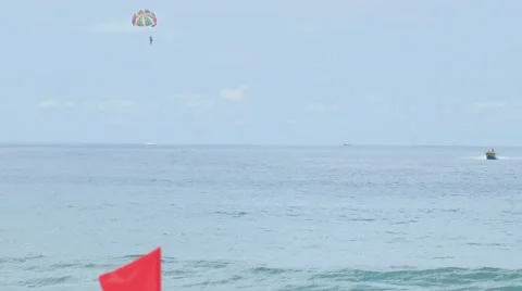 Parasailing on Phuket Stockbeeldmateriaal 62319865