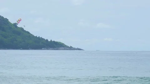 Parasailing on Phuket Stockbeeldmateriaal 62440339