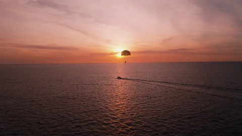 Parasailing Silhouette at Sunset Over Calm Sea Aerial Vídeos de archivo 336570690