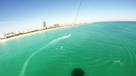 Parasailing in South Beach Miami while a plane passes overhead 스톡 동영상 35624673