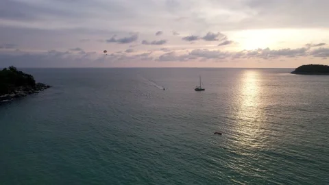 Parasailing at sunset with a view of the island. Vídeos de archivo 185413017