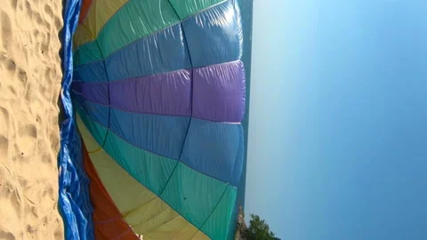 Parasailing take-off at the beach. A vertical video Stockbeeldmateriaal 124911797
