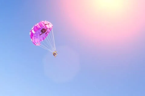 Parasailing wing pulled by boat, summer sunny activities at sea. Recreation o Foto stock