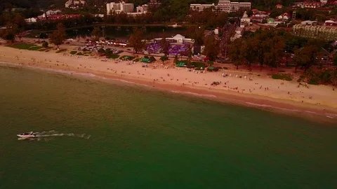 Parasailing wing take off from beach and fly low over water, overhead camera Stockbeeldmateriaal 80425189
