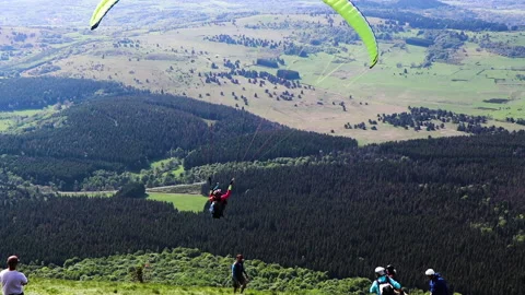 Parasaior taking off from the ground ready for some adventure. Vídeo Stock 138747774