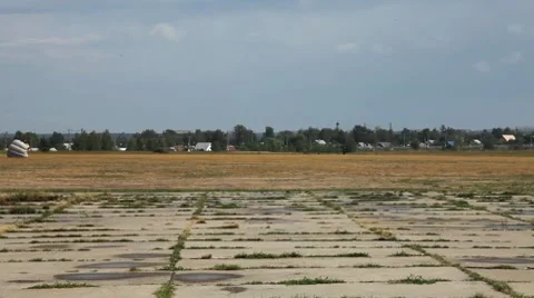 Parashutist landing Видео 8658332