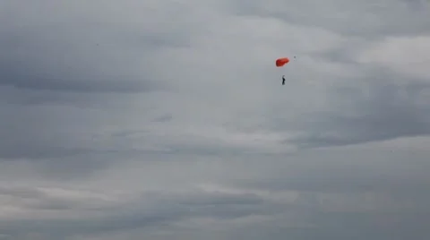 Parashutist landing 動画素材 8658354