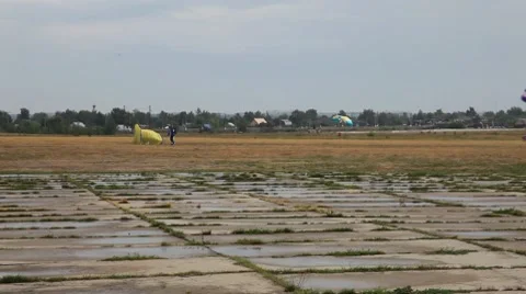 Parashutist landing 動画素材 8658372