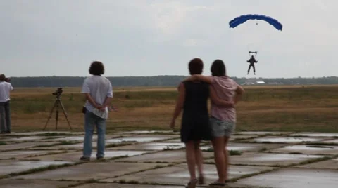 Parashutist landing Видео 8658410