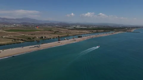 Parasiling by speedboat on a wide shore 動画素材 164326708