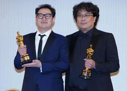 Parasite team poses after Oscars ceremony, Los Angeles, USA - 10 Feb 2020 Stock Photos
