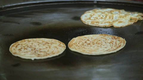 Paratha and omlette Vídeos de archivo 113070468