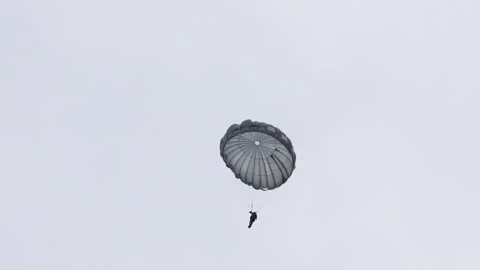 Paratrooper falling to the ground with parachute open Vidéo 186896668