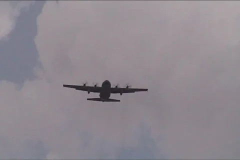 Paratroopers down from the airplane Video stock 102137