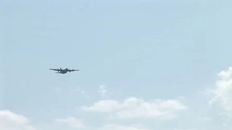 Paratroopers jumping from plane 库存影片 36426280