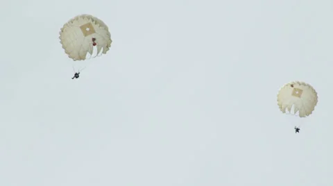 Paratroopers skydivers in the sky 库存影片 25136404