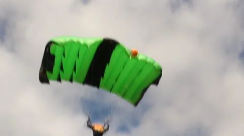 Paratroopers, thrown out of a plane, go down to the ground in Vidéo 59707233