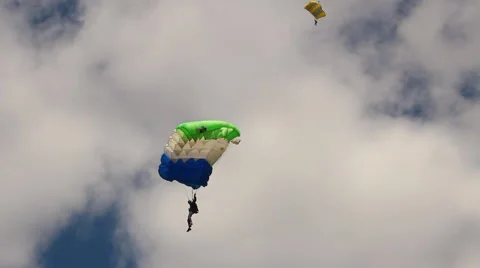 Paratroopers, thrown out of a plane, go down to the ground in Vidéo 59707277