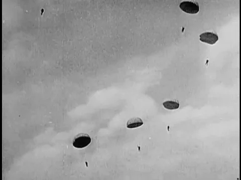 Paratroopers train on an obstacle course, using a dummy plane and dropping from Stockbeeldmateriaal 75411145