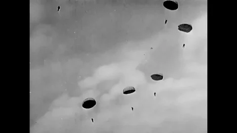 Paratroopers train on an obstacle course, using a dummy plane and dropping from Stockbeeldmateriaal 83140503