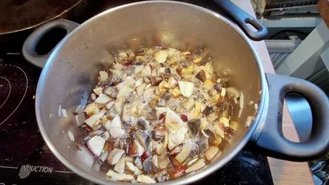 Parboling mushrooms Video stock 247409019