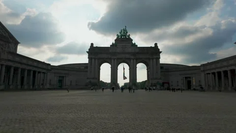 Parc du Cinquantenaire Brussels: Wide-Angle Approach to the Arch Stockbeeldmateriaal 276663767