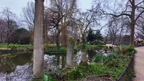 Parc Monceau public park landscape with ancient stone columns and a tranquil Stockbeeldmateriaal 303063009