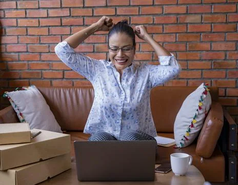 Parcel Box stack for Selling.Delivery Mail Shipping Woman Seller checking the Foto stock