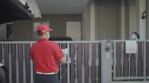 Parcel delivery worker Stock Footage 147573311