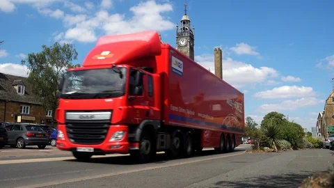 A Parcel Force lorry passing through Moreton in Marsh in Gloucestershire. 스톡 동영상 93509215