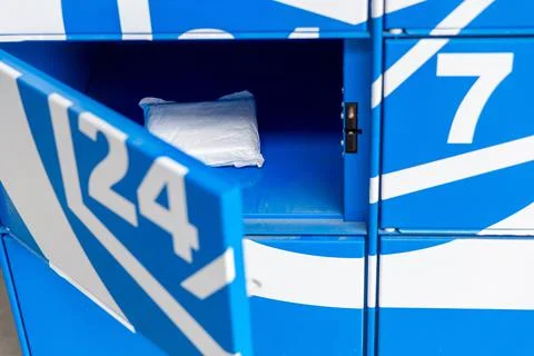 Parcel in locker of automated postal box. Foto stock