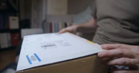 Parcel opening with tablet inside Stock-Footage 100492000