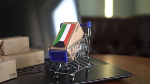 Parcel packaging box with a flag of Kuwait in a shopping cart Video stock 102363495