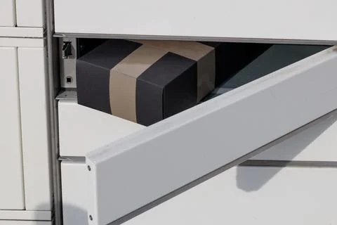 Parcel placed in a parcel machine, the courier company's automatic delivery.. Stock-Fotos