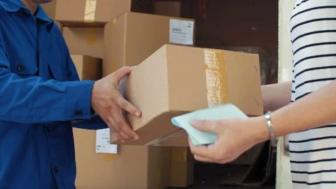 Parcel Receiving 動画素材 101932714