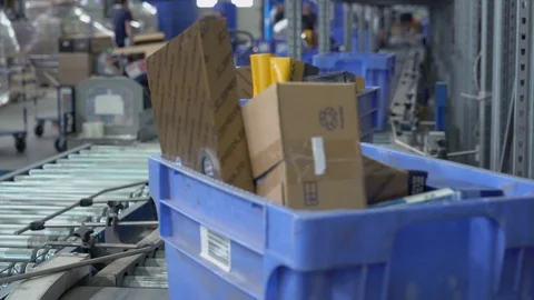 The parcels are moving along an automatic sorting line 스톡 동영상 117295453