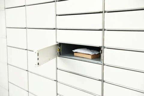 Parcels in locker of automated postal box Foto stock