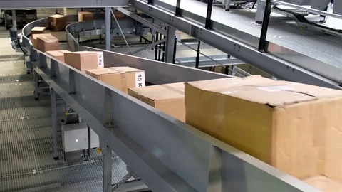 Parcels merging on conveyors - time lapse Stockbeeldmateriaal 83505916