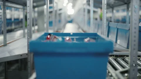 Parcels Progressing Along a Conveyor Belt System. 库存影片 245524310