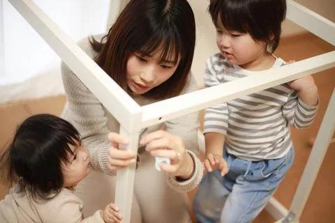Parent and child assembling a table Foto stock