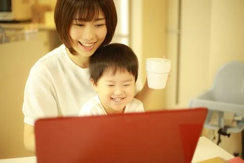 Parent and child using a computer Foto stock