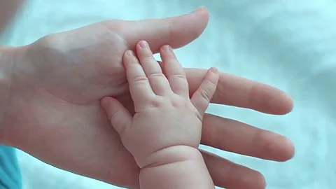 Parent holding babys hand Vidéo gratuite 69204446