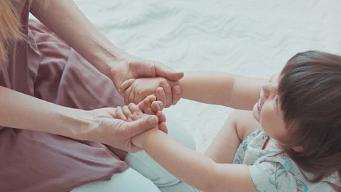 Parent holding babys hands Vidéo 89084677