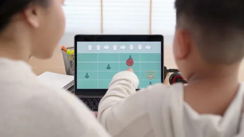 Parent teach unplugged coding for asian kid on computer laptop. 動画素材 152915997
