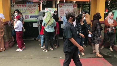 Parents and elementary students with face mask Stock Footage 167641496