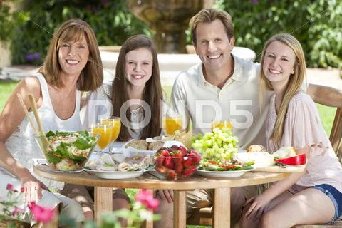 Parents children family healthy eating outside Stock-Fotos
