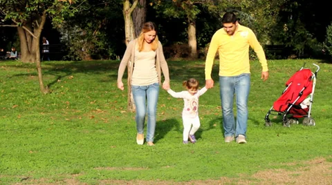 Parents playing with daughter Video stock 33734646