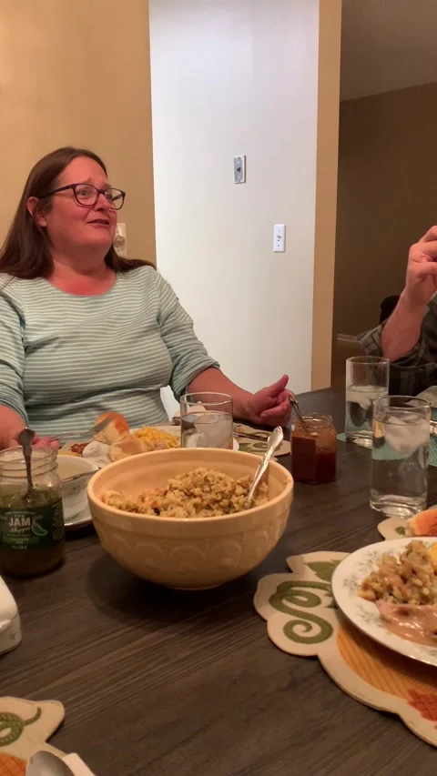 Parents React to Daughter's Pregnancy Announcement on Thanksgiving, Omaha, Nebra Video stock 257459210